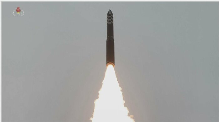 朝鮮中央テレビが公開した「火星18型」の写真