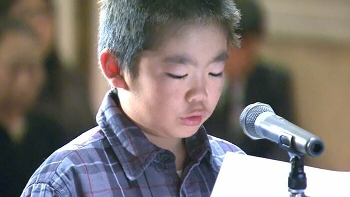追悼式で手紙を読み上げる千葉瑛太さん（当時10歳）