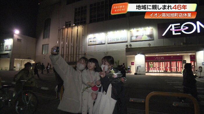 店の前で写真撮影をする家族