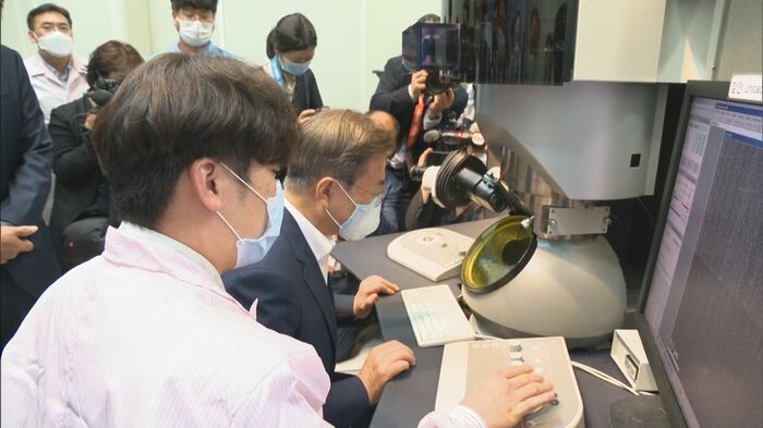 7月9日SKハイニックスの工場を視察した文在寅大統領。日本への強気の姿勢は変わらない。