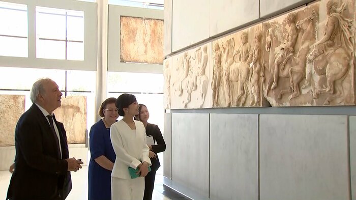 白いパンツスーツ姿でアクロポリス博物館を視察 5月27日