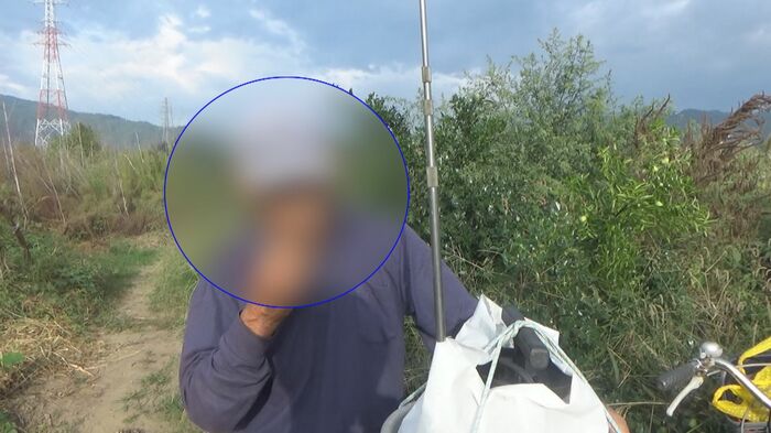 食べるジェスチャーをする男性