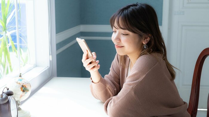 手軽さや相手の情報が分かる点が魅力(画像はイメージ)