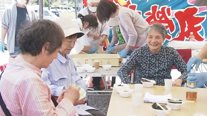 参加した住民は自然と笑顔に 話に花が咲いた