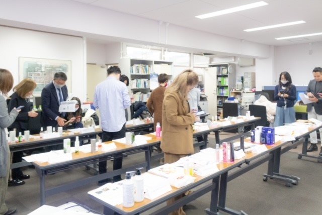 アワードの選考風景。第2回となる今回は地方創生型コスメが増えているという