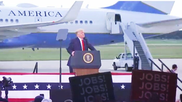 トランプ大統領は現地に入り“リアル”集会を開催(8月18日)