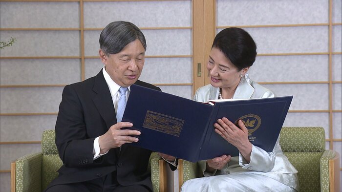 訪問時のアルバムをご覧になる両陛下