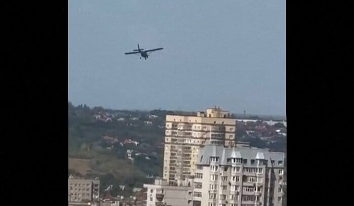 ロシアのロストフ・ナ・ドヌーの市街地に突っ込むウクライナの軽飛行機型無人ドローン(8/14)