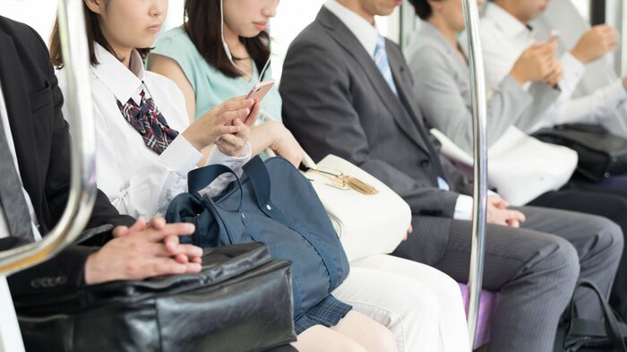 降りる支度のサインを見極めて(画像はイメージ)