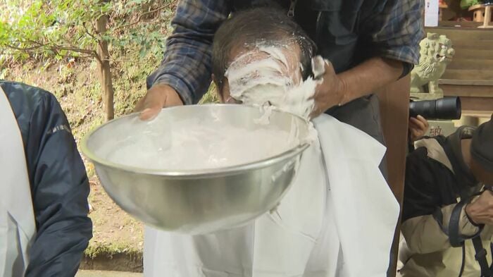 次々に｢おしろい｣が塗られていく