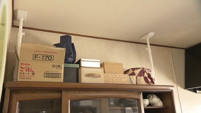 東日本大震災の教訓から突っ張り棒で食器棚を固定