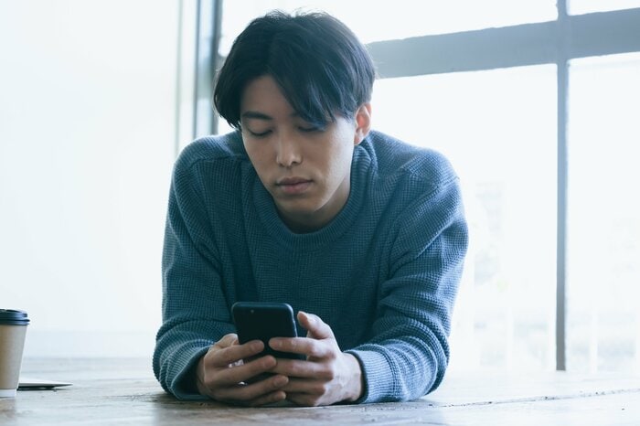 スキマ時間の手元も本からスマホへ(画像:イメージ)
