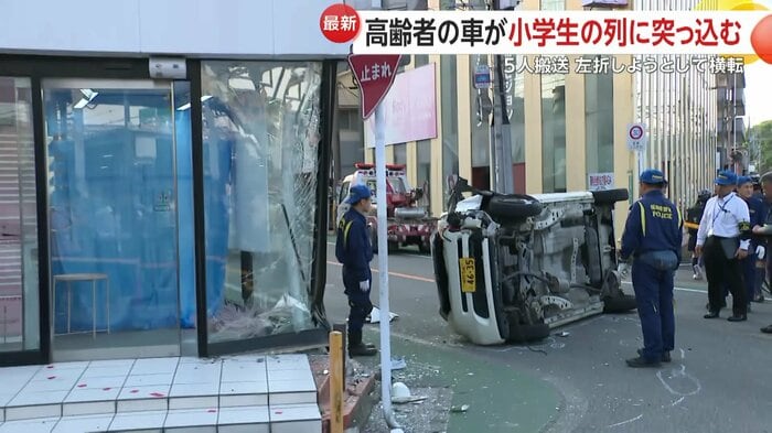 建物のガラスも大破していた