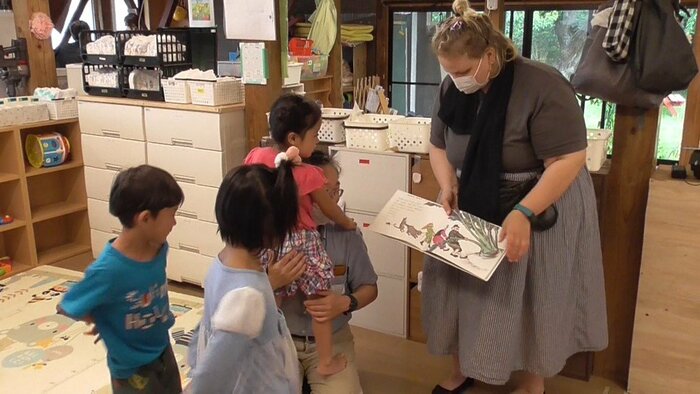 保育園では、ウクライナ語で、絵本を読み聞かせる場面も・・・