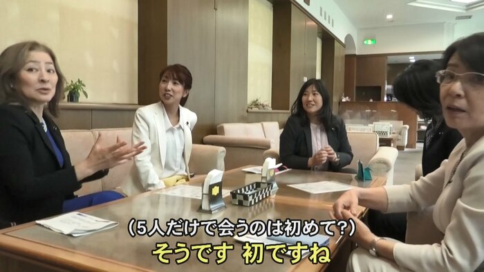 左から岩田智子県議、杉嶌ミカ県議、斎藤陽子県議、高井千歳県議(奥)、幸村香代子県議(手前)