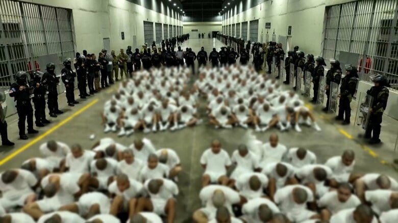 ギャング数百人を国外追放…トランプ政権が「敵性外国人法」適用し不法移民を強制送還　連邦地裁が差し止め仮処分も政権側応じず｜FNNプライムオンライン