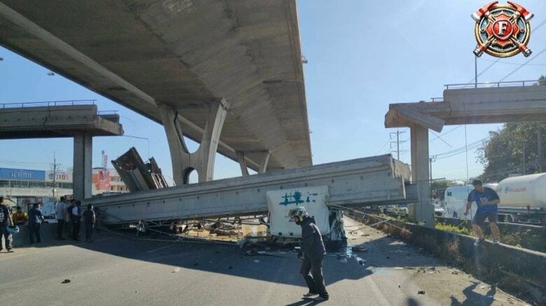 トラックが荷台を上げたまま走行…歩道橋に接触し2人死傷　歩道橋の一部が落下　土を下ろした後そのまま走行か　タイ・バンコク｜FNNプライムオンライン