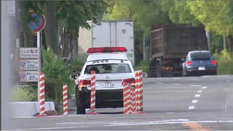 信号無視を警察官が確認…パトカーから逃走していた乗用車が信号待ちの車に衝突し逃走 3人乗車もケガ人なし｜FNNプライムオンライン