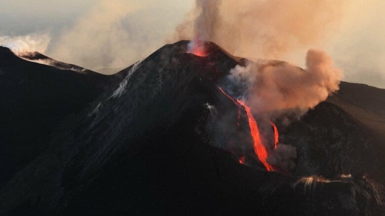 イタリア・シチリア島　エトナ山噴火で空港大混乱　700便以上欠航…発着停止は15日まで｜FNNプライムオンライン