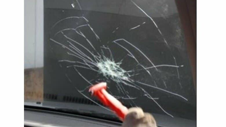 車の水没時に“割れない窓”に注意喚起…「合わせガラス」はハンマーで粉砕できないって知ってる？｜FNNプライムオンライン