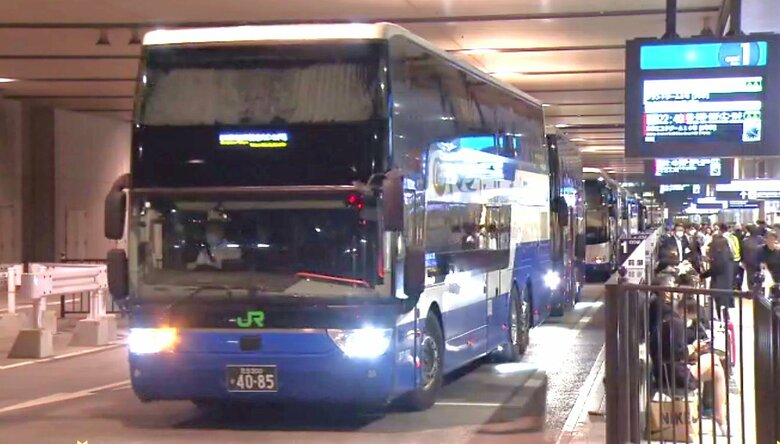 ことしは『節約旅』　高速バスターミナルでは「外国人のお客さま、バスに不慣れなお客さまが多い印象」　バスに乗り遅れた大学生は無事帰省できるか？｜FNNプライムオンライン