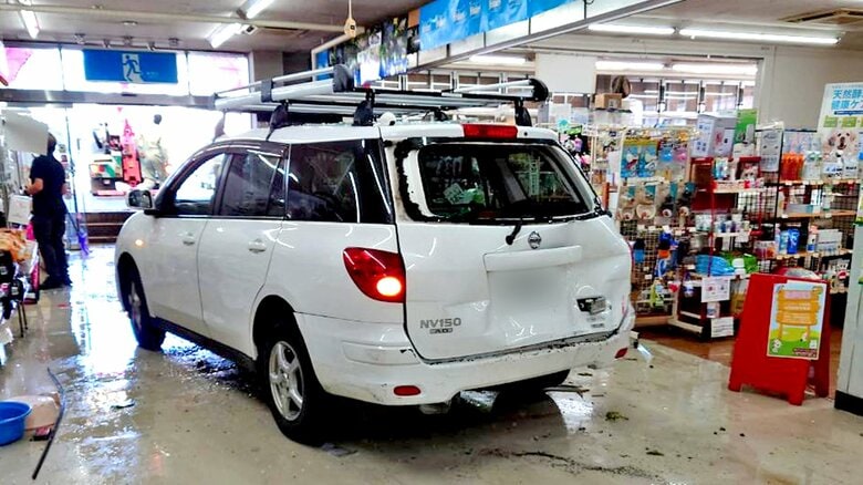「ガシャーン」ペットショップに車が突っ込む…熱帯魚の水槽などに衝突　74歳男性が運転　ブレーキとアクセルを踏み間違えた可能性｜FNNプライムオンライン