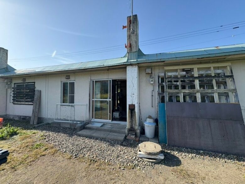 【ヒグマ速報】ヒグマがリビングの窓ガラスを割って住宅に侵入_洗濯中の女性の目の前を通って玄関から立ち去る_体長は約1.2メートル…警察が警戒強める〈北海道三笠市〉｜FNNプライムオンライン