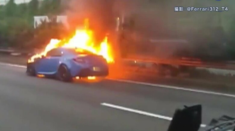 青い車が炎に包まれ…東名高速で車全焼「前輪のタイヤから煙が出ている」と通報　運転手の男性は無事　下り・綾瀬スマートIC近く｜FNNプライムオンライン