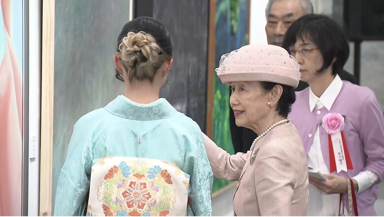 華子さま「上野の森美術館大賞展」へ 個性豊かな作家を祝福 桜色の装い｜FNNプライムオンライン
