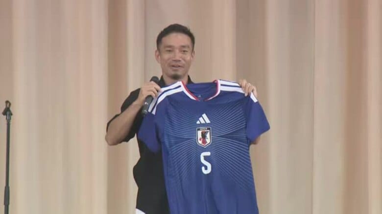 レジェンド・長友選手が西条に母校にサプライズ凱旋　“背番号５”争奪戦も！マンマミーアなひと時【愛媛】｜FNNプライムオンライン