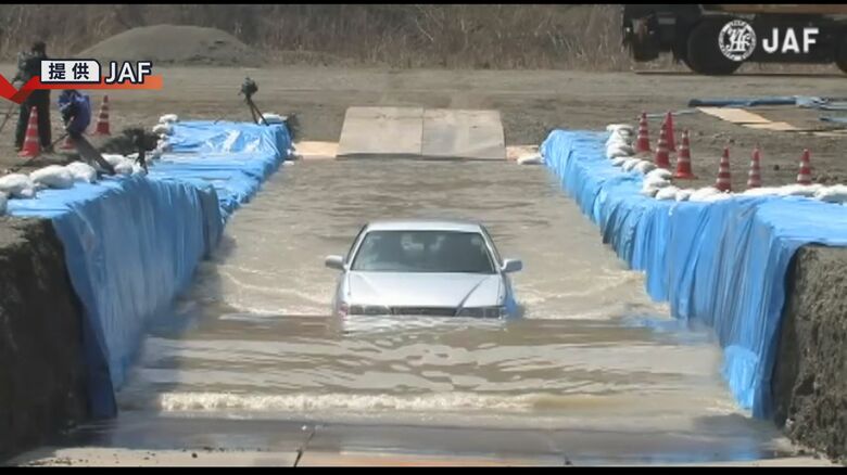 エンジンに水が入ってしまうと走行できない状態に(JAFの実験)