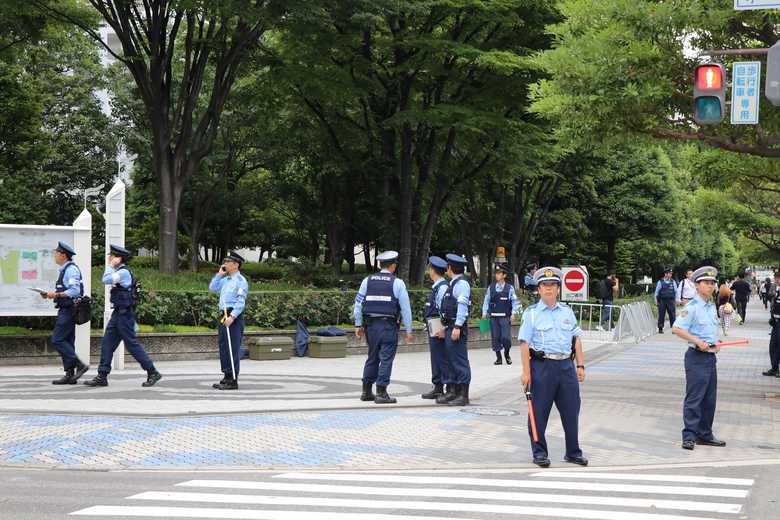 首脳が宿泊するホテル前は警察官だらけ