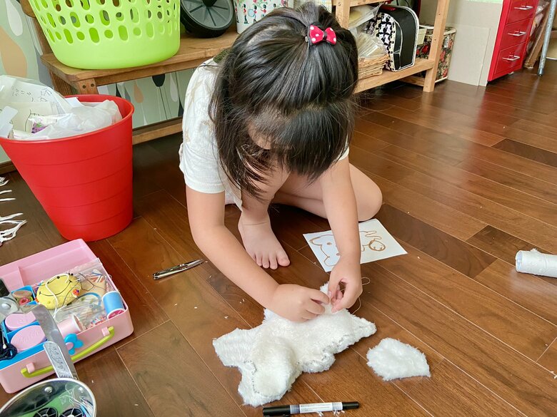 「ほっそりネコちゃん」制作中の娘さん