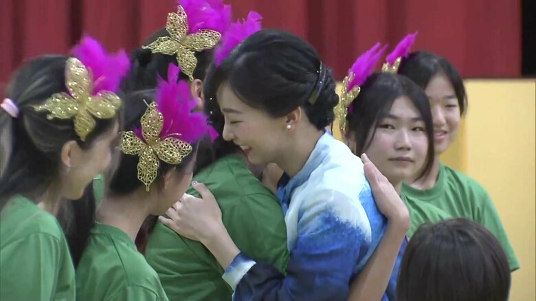 涙ぐむ生徒を抱きしめられる場面も