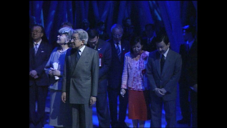 光・音・映像を駆使して作られた「森林空間」をご覧になる両陛下と皇太子さま