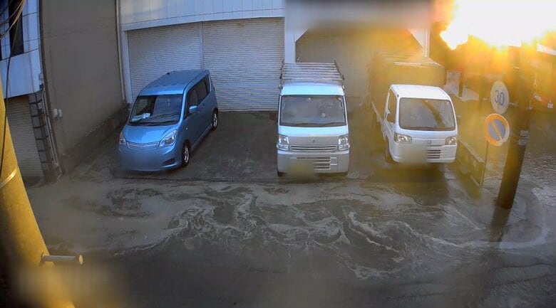 液状化で沈む電柱　富山県高岡市にある防犯カメラ（視聴者提供）