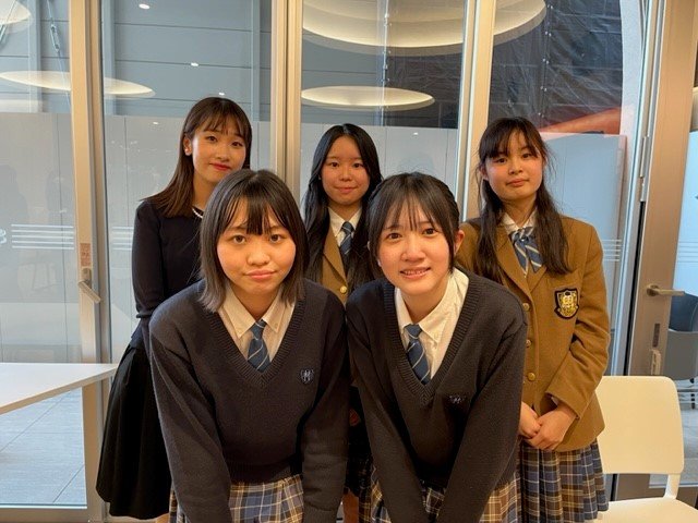 前列左から臼井愛奈さん、右が守谷百々花さん。後列真ん中が伊勢日向乃さん、右が橋本実優さん