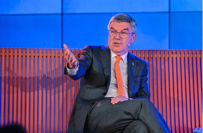 フォーラムで発言するバッハ会長（Stuttgarter Sportgesprächにて）　　　Tom Weller/dpa