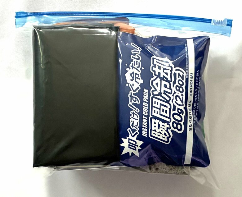 ファスナー付き保存袋に入れるとコンパクトに収納できる（特集班撮影）