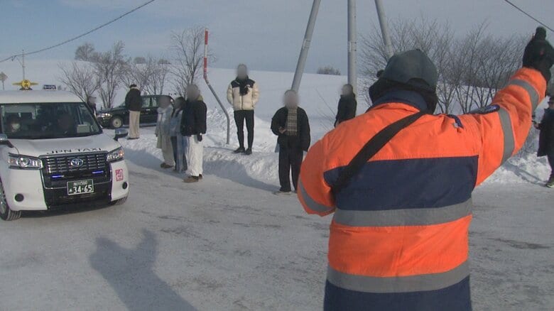 安全を確保するため交通誘導を行う警備員