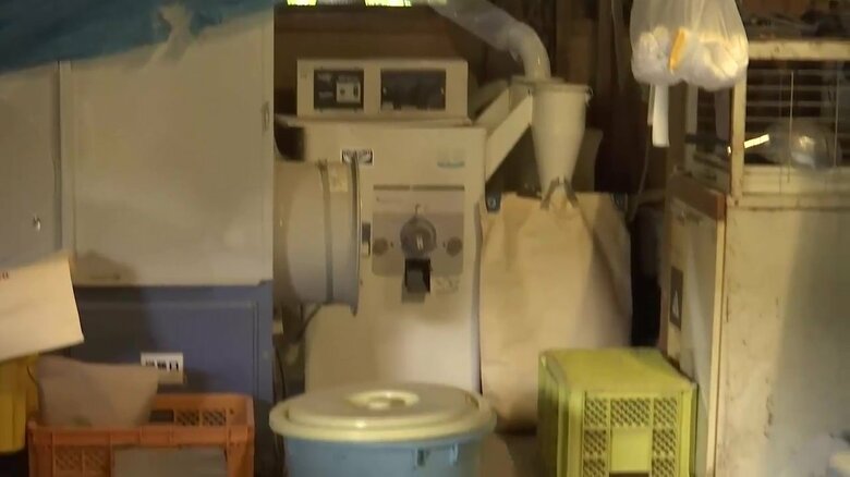 精米作業中に背後から成獣のクマに襲われた作業小屋内