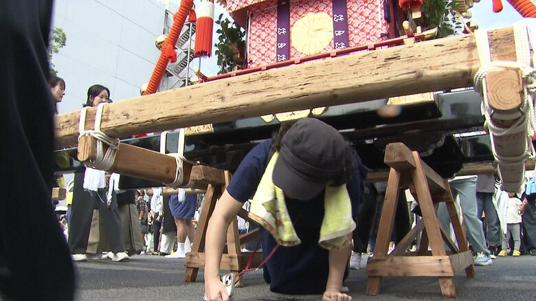 神輿の下をくぐるとご利益がある