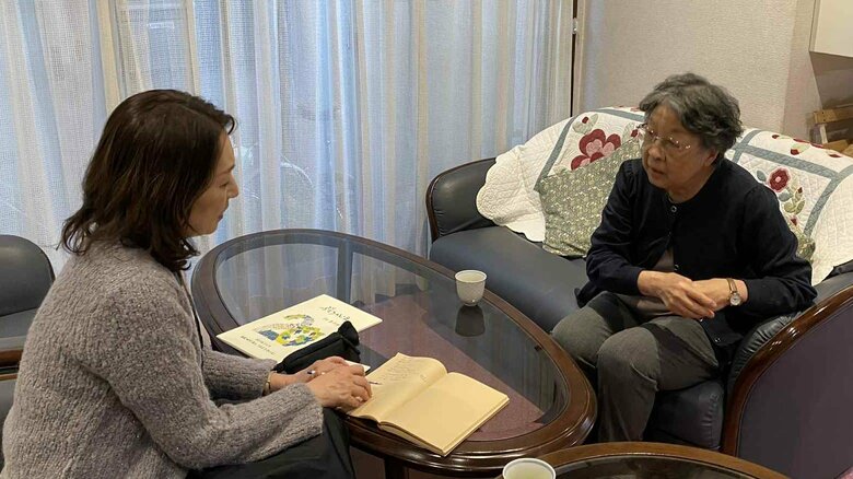 筆者のインビュー取材に応じる認定NPO法人ぶどうのいえの堀内紀子理事長