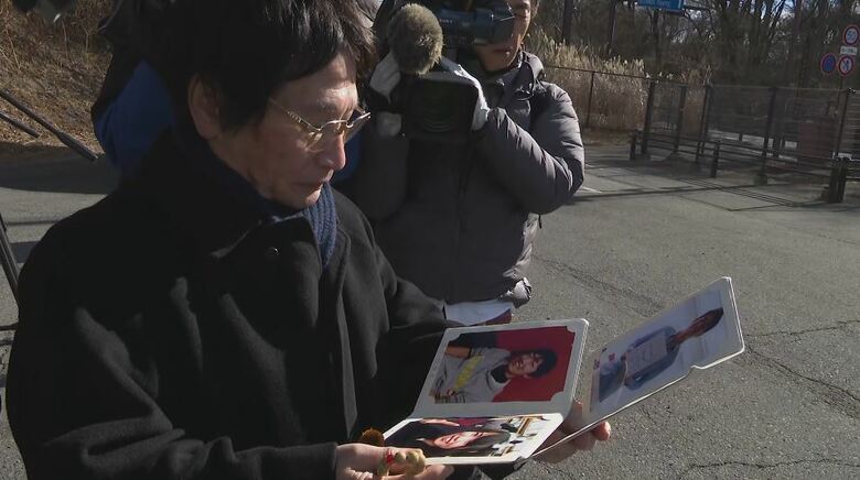 亡くなった教え子の写真を見る尾木直樹さん