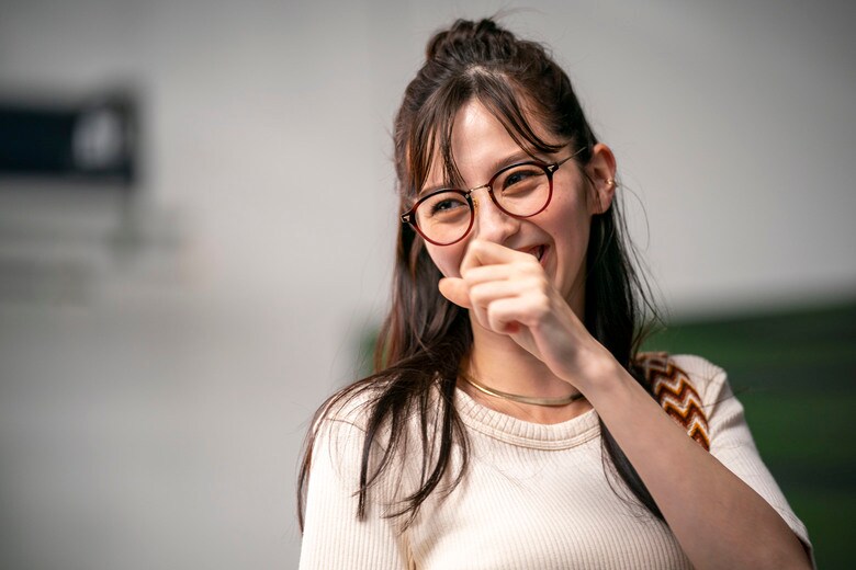 ハーフアップに眼鏡を合わせたカジュアルな夏のスタイル