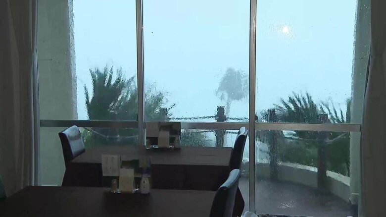 雨風が窓に強くたたき付ける（八丈島・9日午前6時頃）
