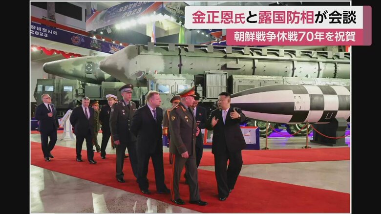 「武装装備展示会」を訪れた2人。金氏自ら、ショイグ国防相に手ぶりを加えながら何かを説明している