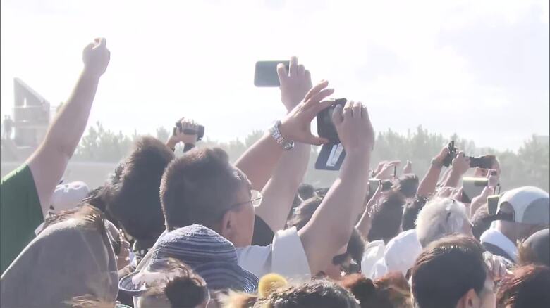 撮影する観客の様子