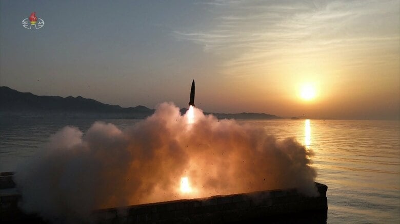 上昇する「火星-11ラ」短距離弾道ミサイル