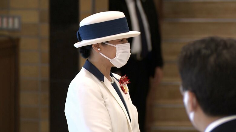 全国赤十字大会の会場に到着された皇后さま　5月15日